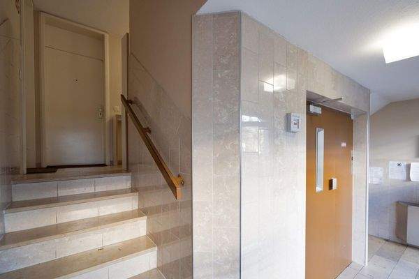 Treppenhaus mit Aufzug