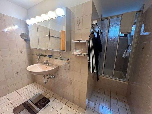 Bad mit Dusche