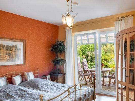 Schlafzimmer I mit Zugang auf die Terrasse im EG
