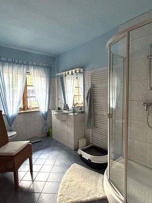 Badezimmer mit Dusche u. Badewanne