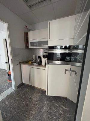 Küche - von zwei Büros aus betretbar