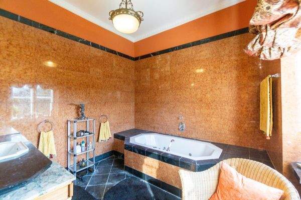 1. Stock: Bad mit Wanne