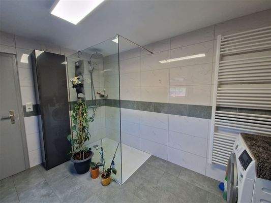 Bad im EG mit begehbarer Dusche