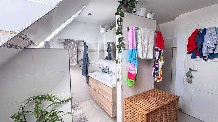 XXL-Badezimmer mit Walk-In-Dusche