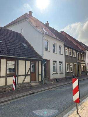 Front mit Giebel und Straße