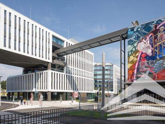 Ansicht Hafenportal mit Mural