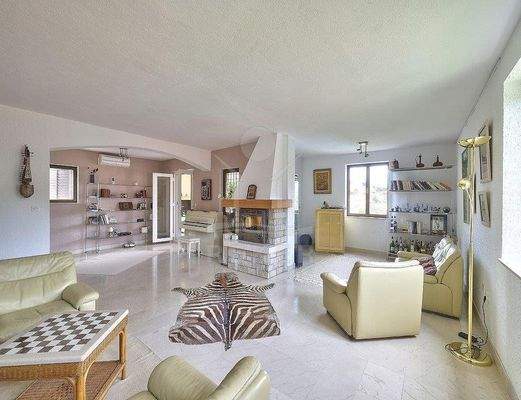 Lichtdurchströmte Ästhetik mit zauberhaftem Kamin