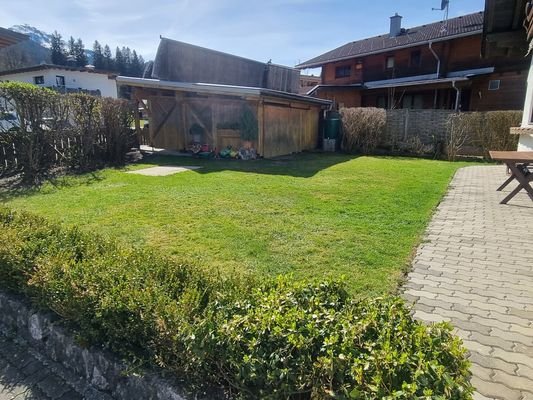 Garten mit Carport und Solaranlage