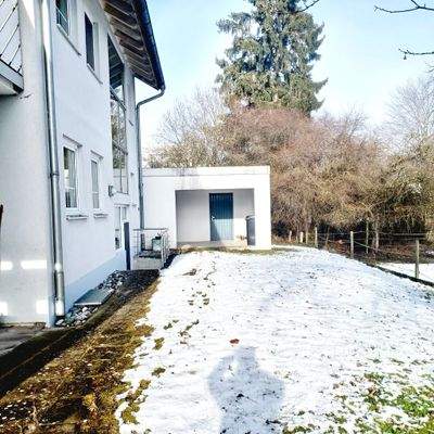 Carport mit Zugang zum Geräteraum