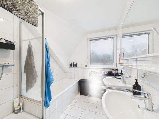 Bad mit Dusche und Wanne