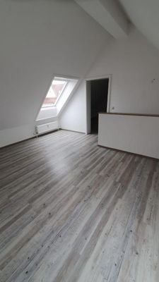 Schlafzimmer mit Tür zum Ankleidezimmer