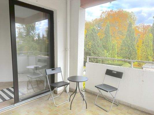 Balkon mit Tisch und Stühlen