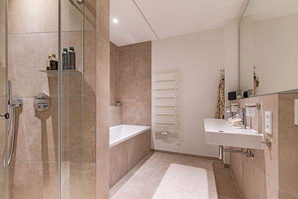 Hochwertiges Vollbad, große Fliesen, Doppelwaschtisch