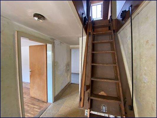Flur mit Auszugtreppe zum Dachboden