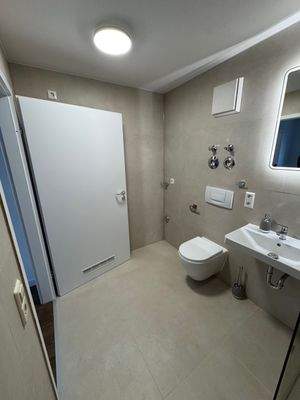 Modernes Badezimmer mit WC