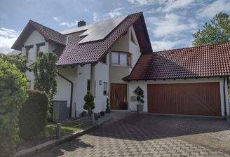 die vordere Hausansicht