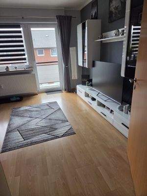 Wohnzimmer mit Zugang zum Balkon.jpg