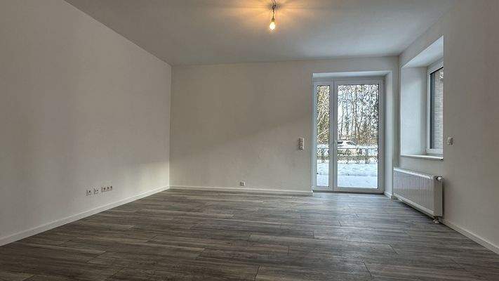 Wohnbereich mit Zugang auf die vordere Terrasse