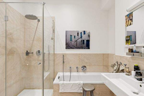 Zeitlos gefliestes Bad mit Glasdusche