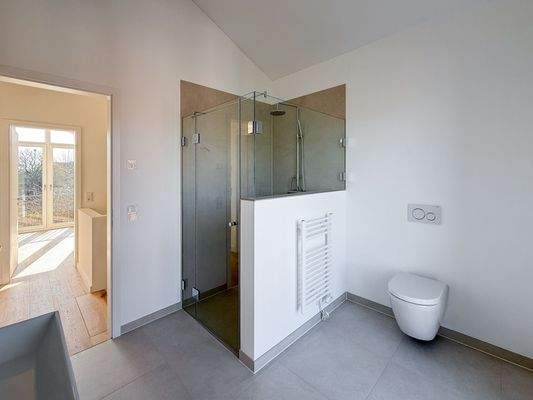 11. Duschbad mit ebenerdiger Dusche und Doppelwachbecken.jpg