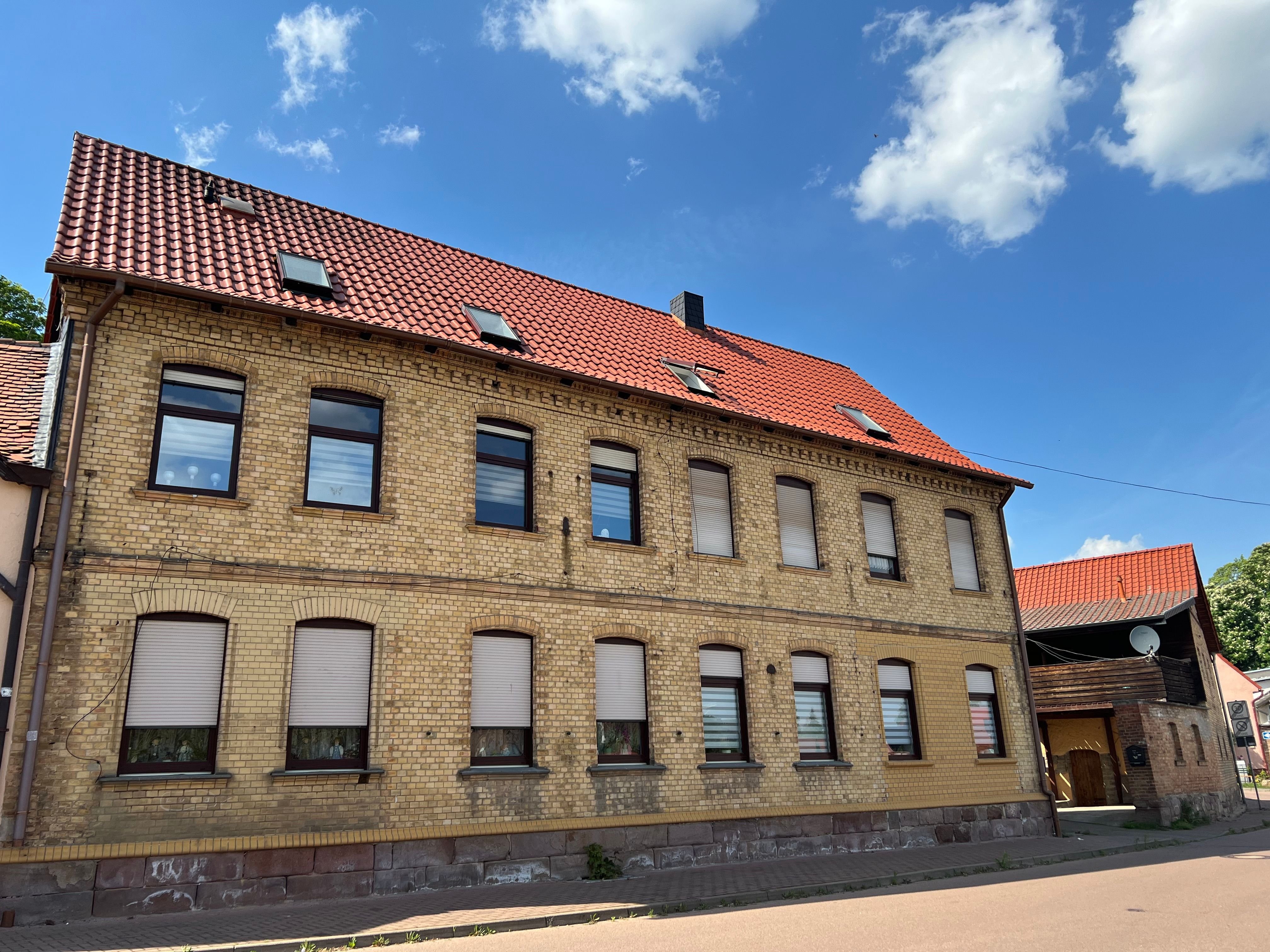 Wohnung im lichtdurchfluteten DG Apartment Helbra (27BHL5V) immowelt