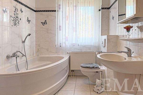 Bad mit Eckbadewanne