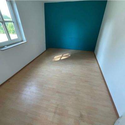 Leerer Raum mit blauem Akzent