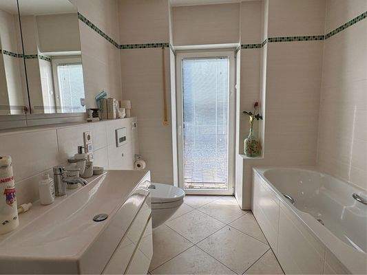 Bad im EG zw. Schlafzimmern