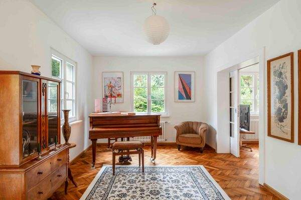 Raum neben dem Wohnzimmer mit einem Klavier