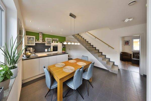 Koch-Essbereich mit Sichtbetontreppe EG