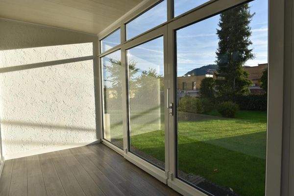verglaste Loggia mit Ausgang in den Garten