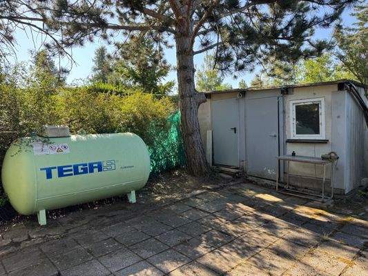 Flüßiggastank &amp; Lagerschuppen auf Terrassenfläche