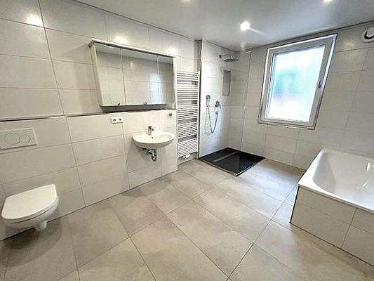 Tageslichtbad mit Wanne u. Dusche