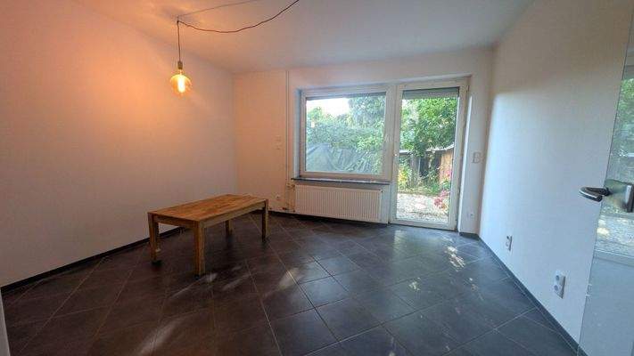 Wohnzimmer mit Zugang zu der Terrasse