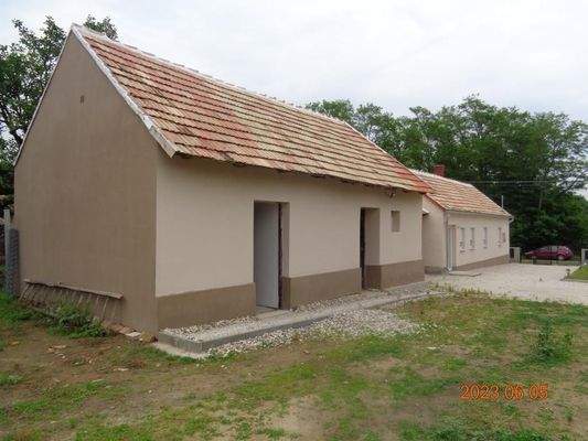 Nebengebäude mit Haupthaus