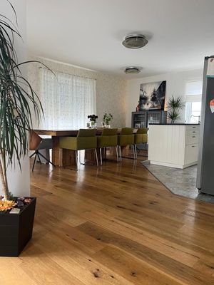 offene Küche mit großem Tisch