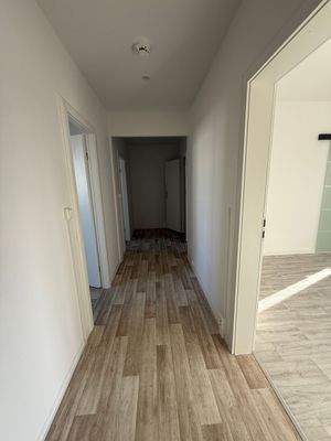 Heller Flur mit Holzboden