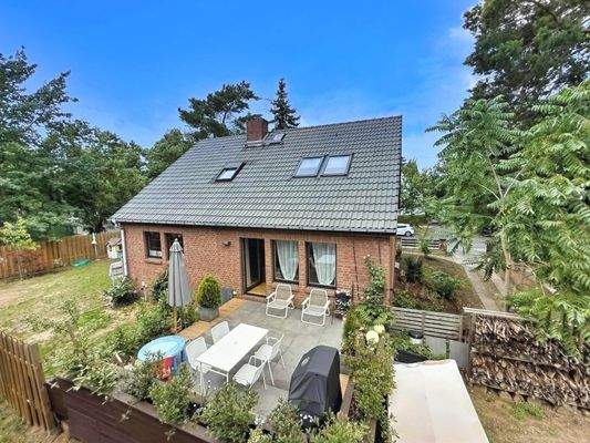 AB • Haus Rückansicht Terrasse + Garten