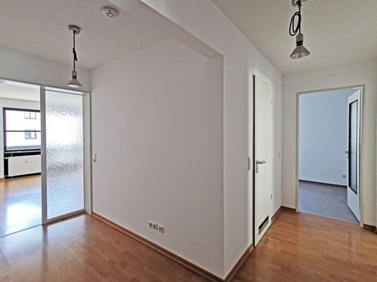 Heller Flur mit Einbauschrank