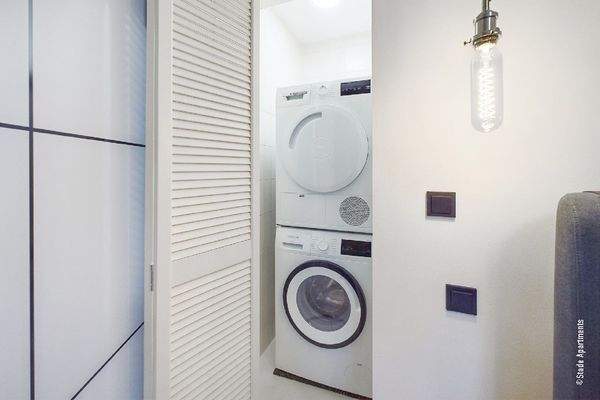 Abseite mit Waschmaschine und Trockner