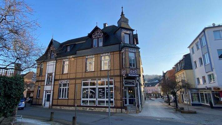 Straßenansicht mit Fußgängerzone