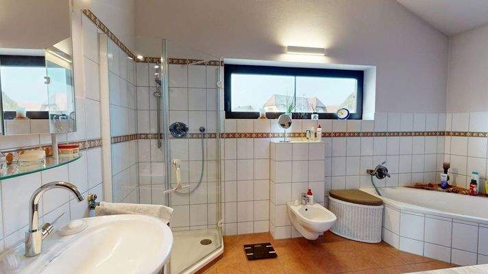 Badezimmer mit ebenerdiger Dusche & Badewanne