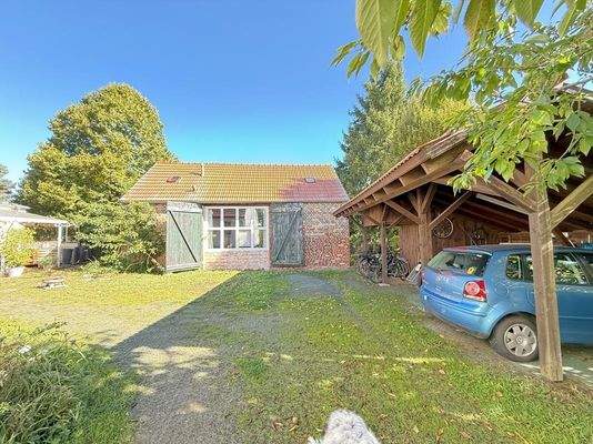 Gästehaus und Carport