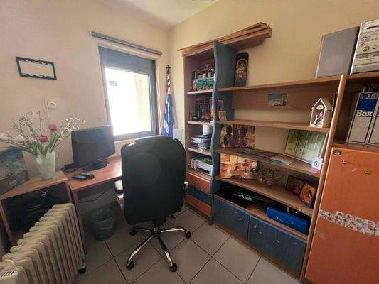 Kreta, Heraklion: Teilrenovierte Wohnung im Stadtteil Mastampas zu verkaufen