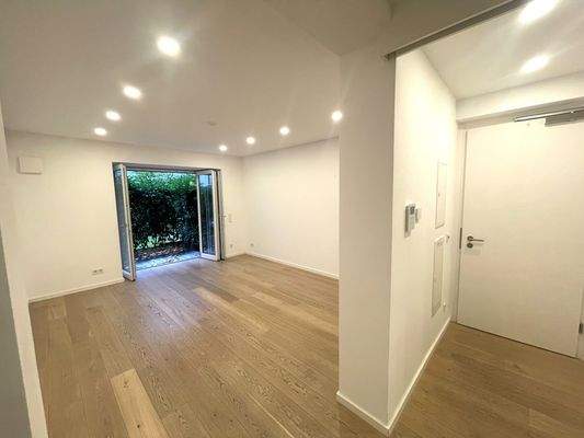 Wohnzimmer mit Zugang zur zweiten Terrasse