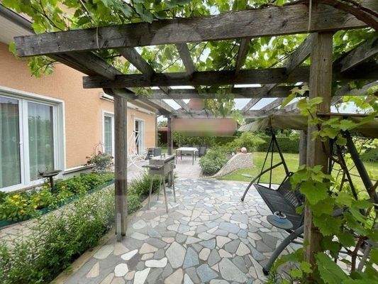 Gartenlaube mit Grillplatz