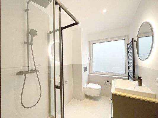 Großes helles Badezimmer