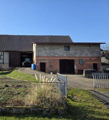 Scheune und Halle von hinten mit Grünfläche