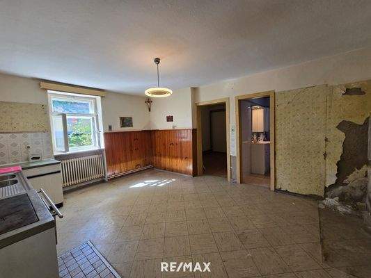 Küche Blick Richtung Speis und Badezimmer