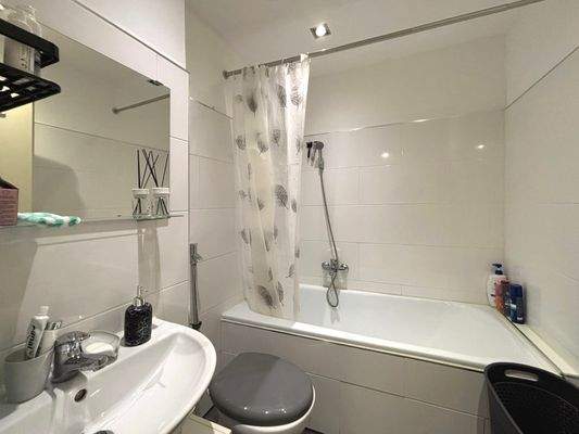 1.OG rechts: Badezimmer